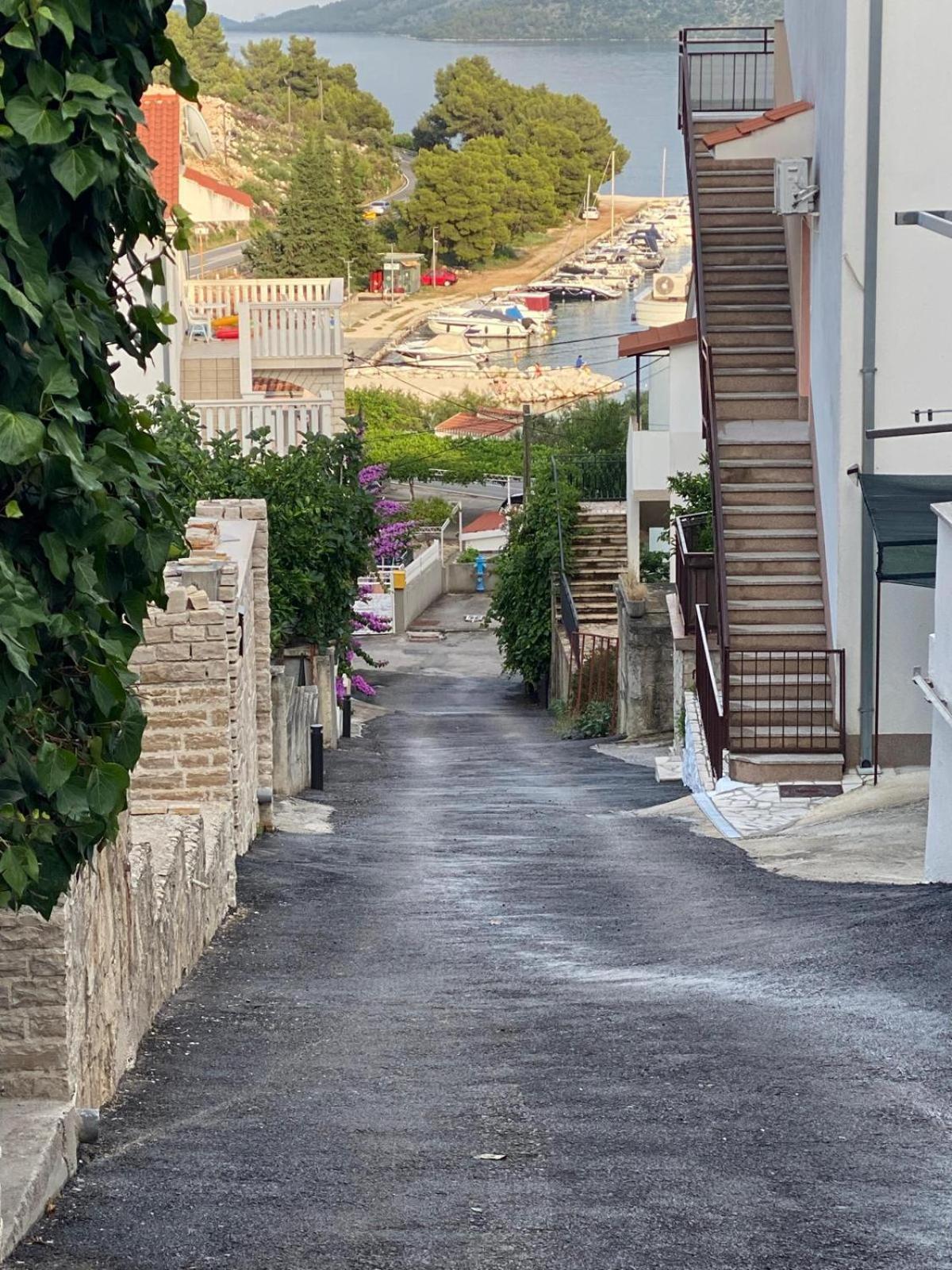 Apartmani Ines Marina Buitenkant foto
