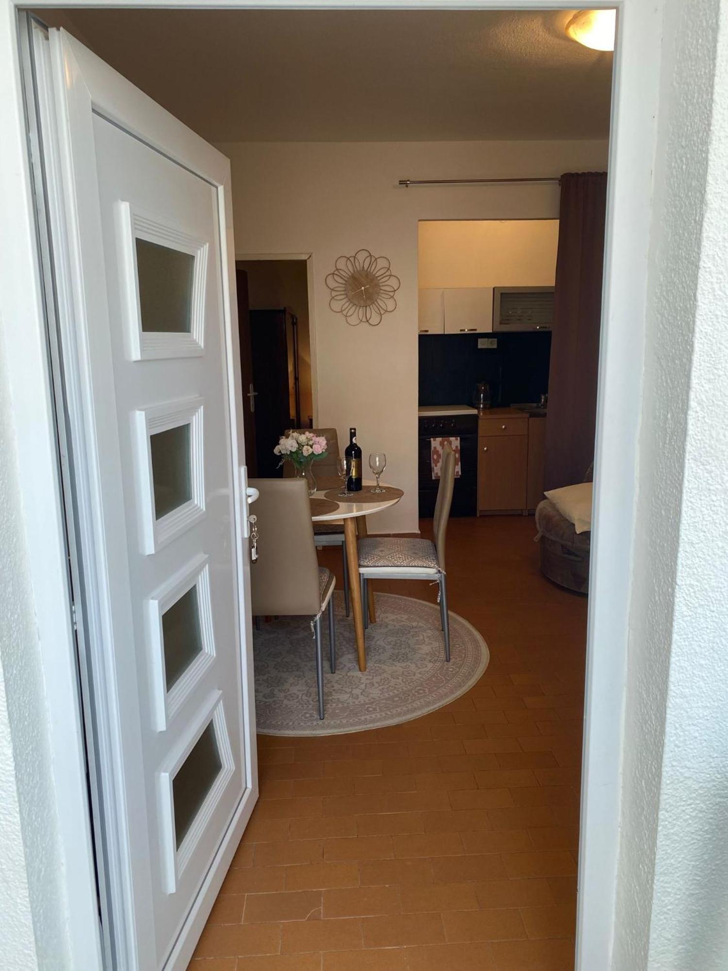 Apartmani Ines Marina Buitenkant foto