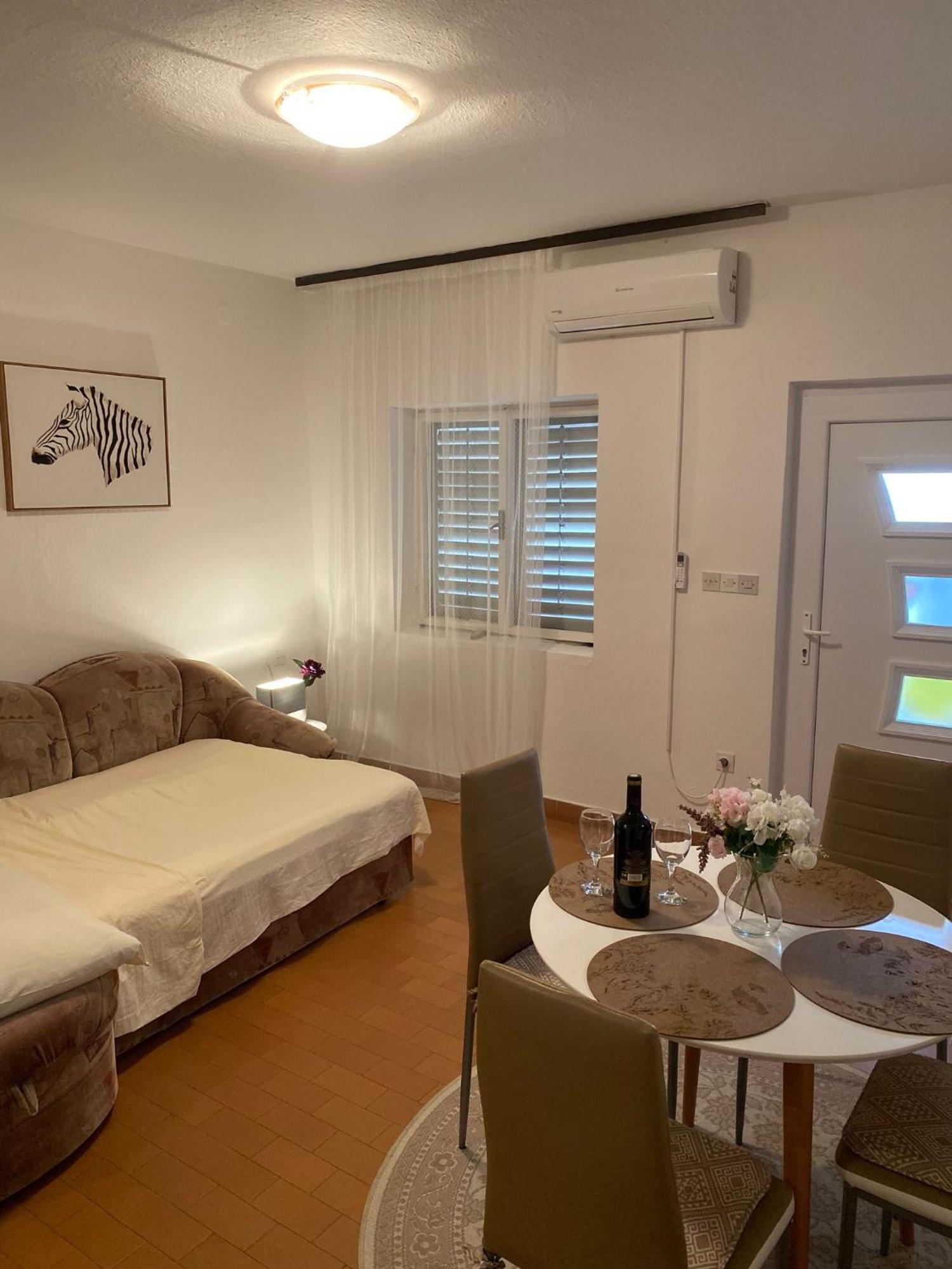 Apartmani Ines Marina Buitenkant foto